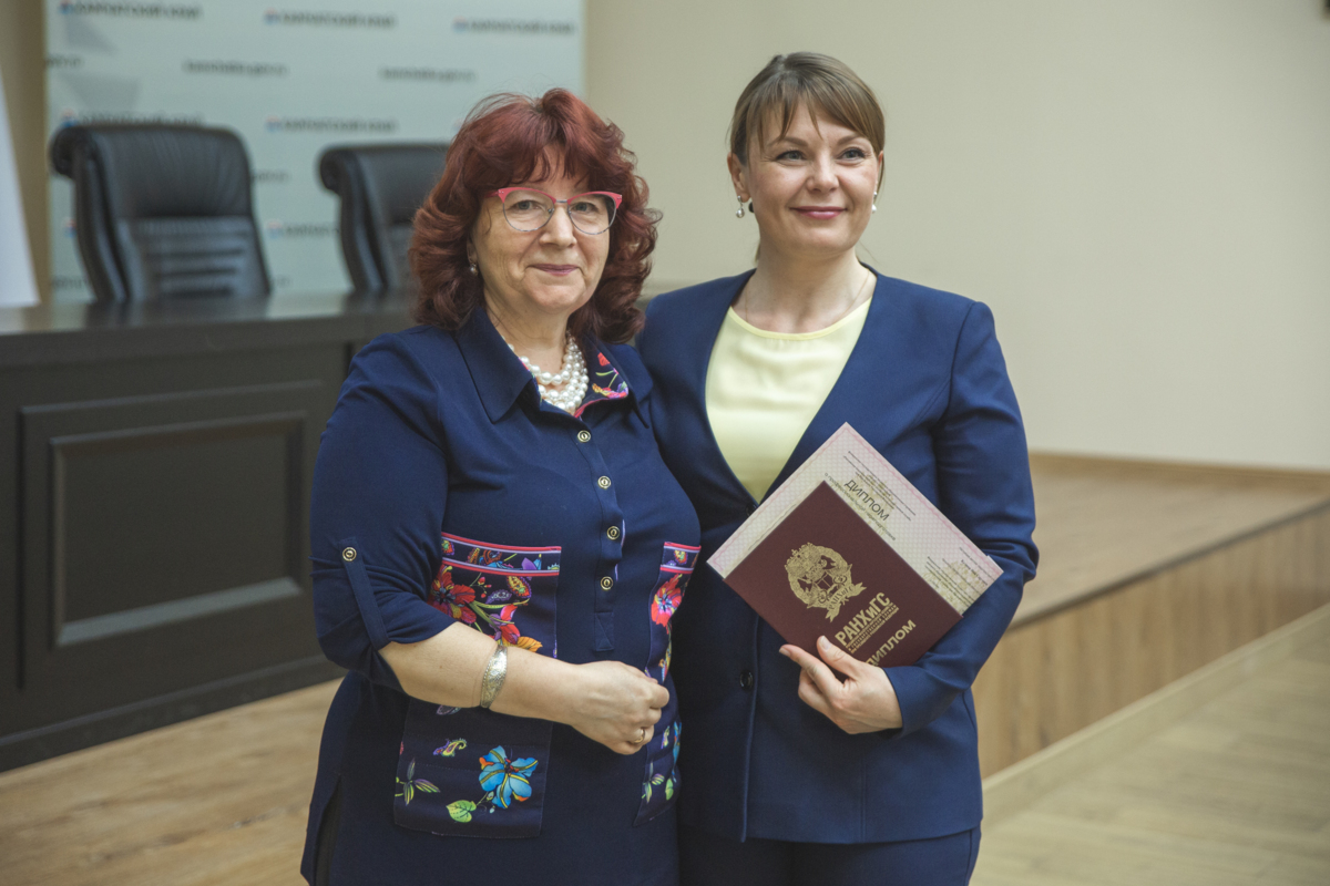Первые в этом году выпускники курсов переподготовки экскурсоводов и гидов-переводчиков получили дипломы