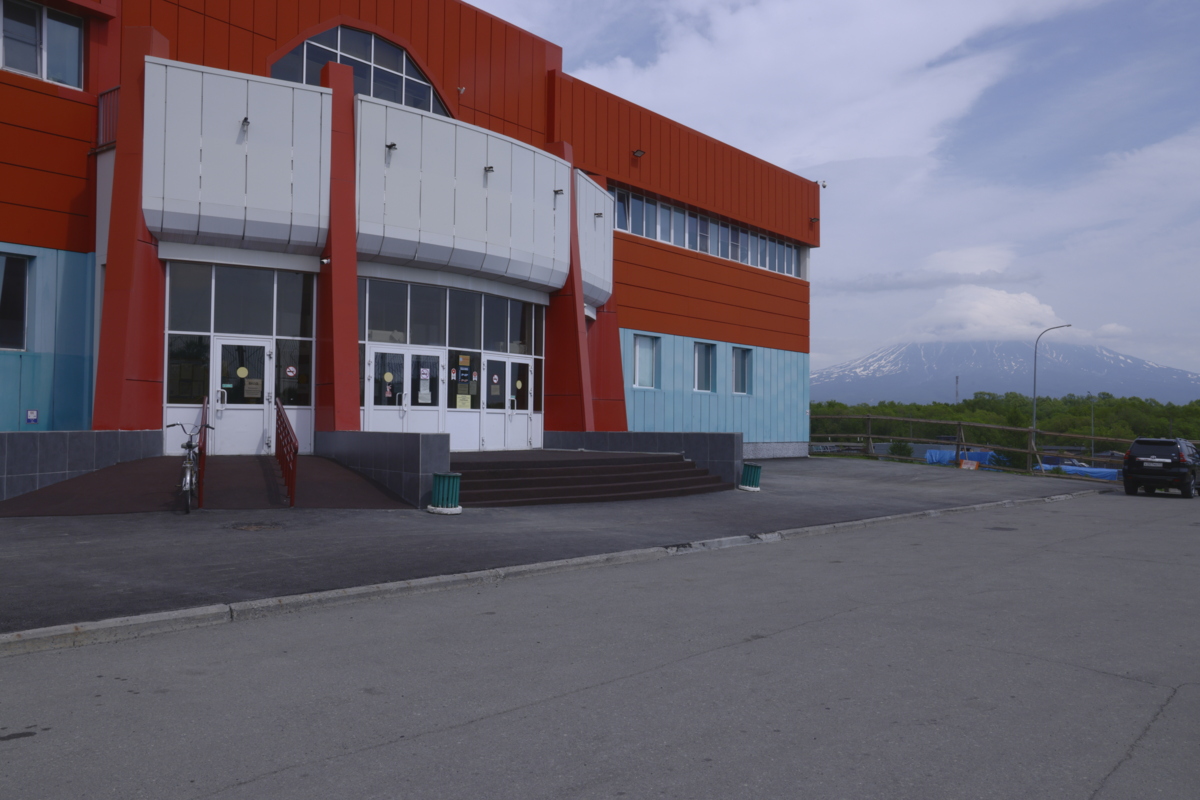 Входную группу физкультурно-оздоровительного комплекса «Радужный» в городе Елизово отремонтировали