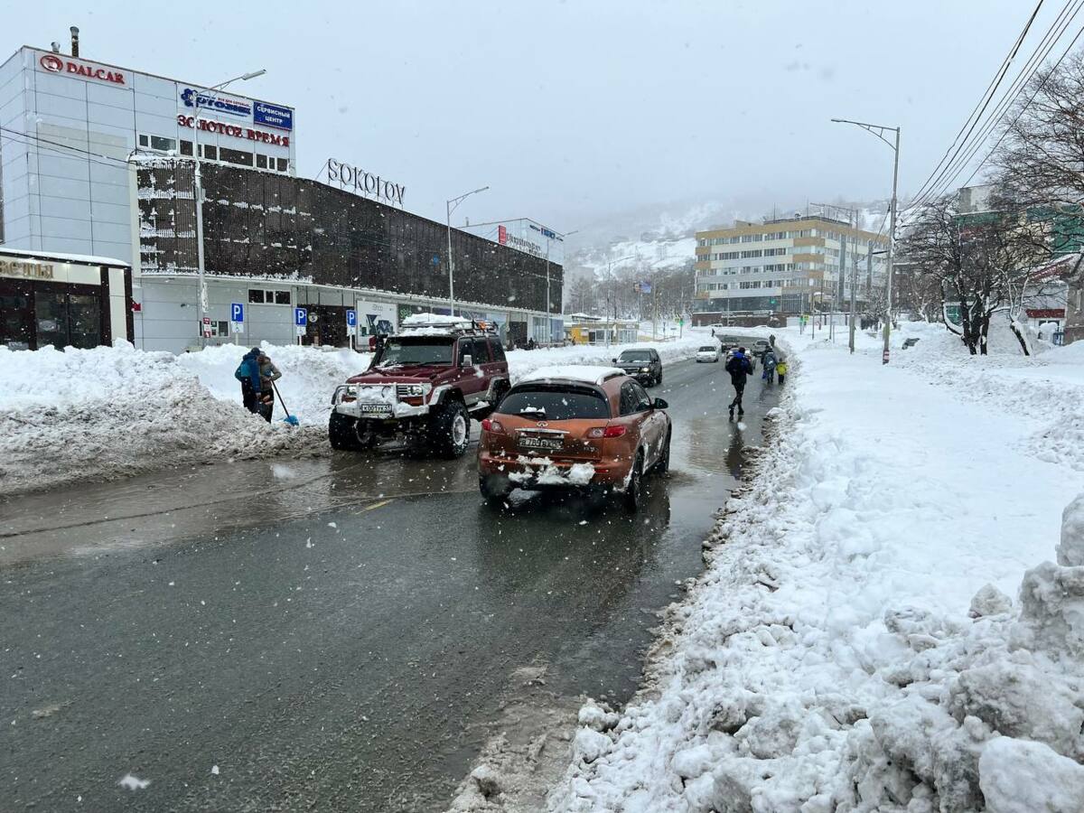 Дорожные службы столицы Камчатки призывают горожан не выезжать на личном транспорте