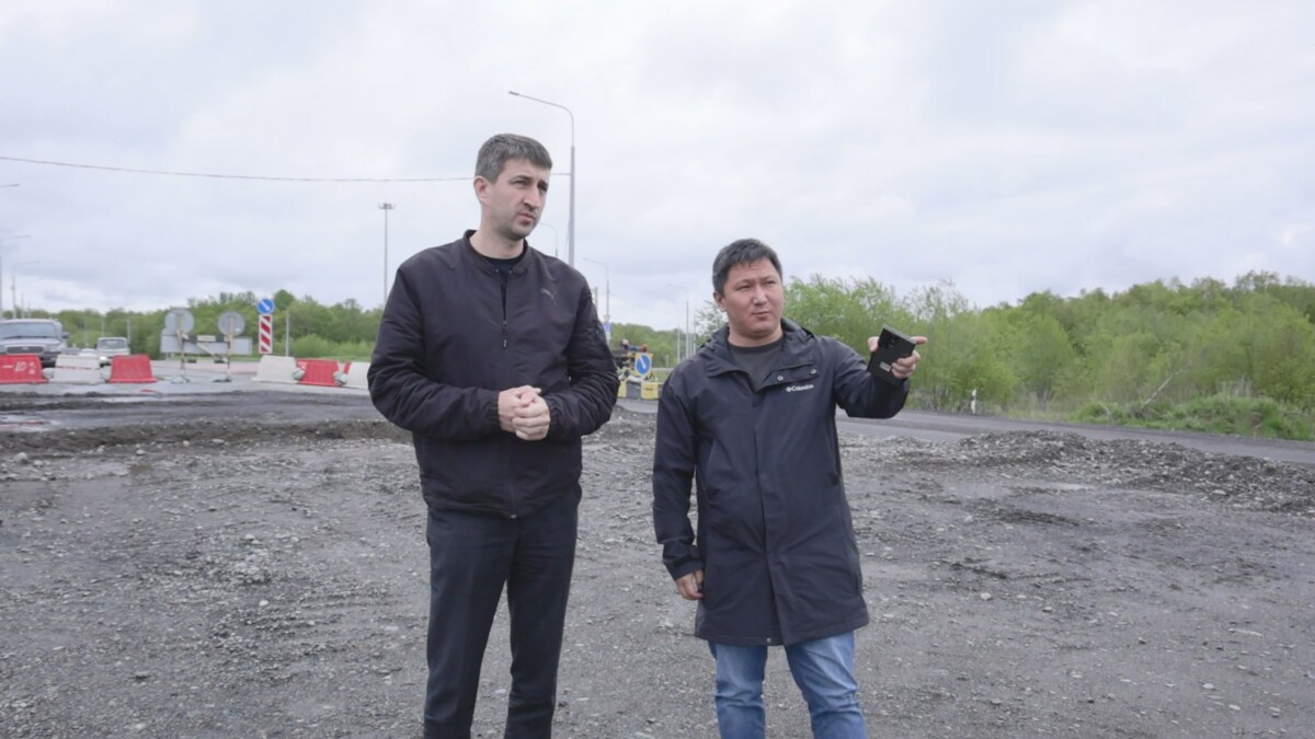 Александр Сафонов контролирует ход устройства пункта весогабаритного контроля вблизи Николаевки