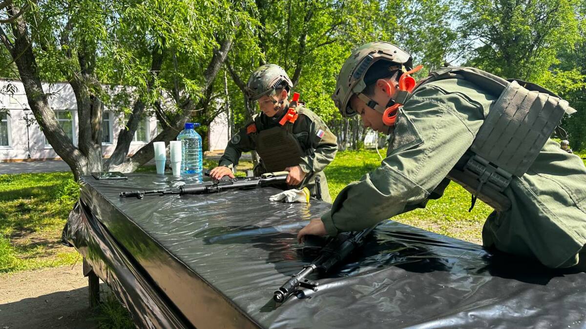 Курсанты камчатского Центра «ВОИН» успешно завершили смену игрой «Зарница»