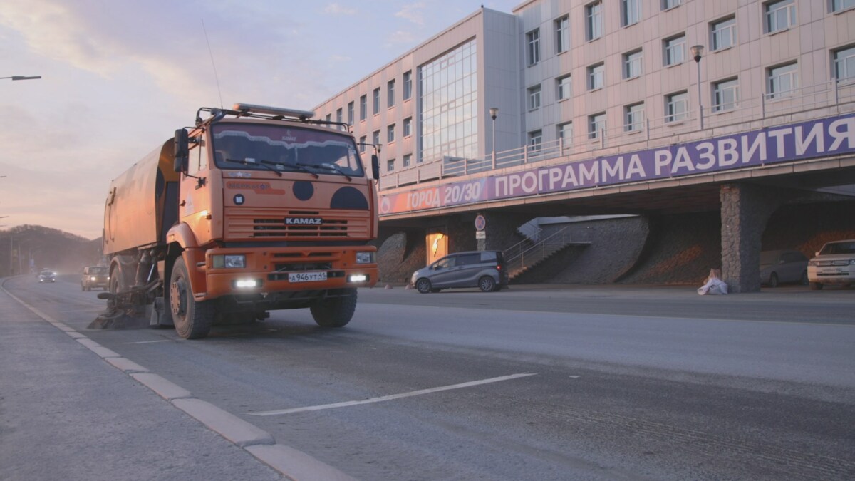 Уборку песка в Петропавловске-Камчатском проводят круглосуточно