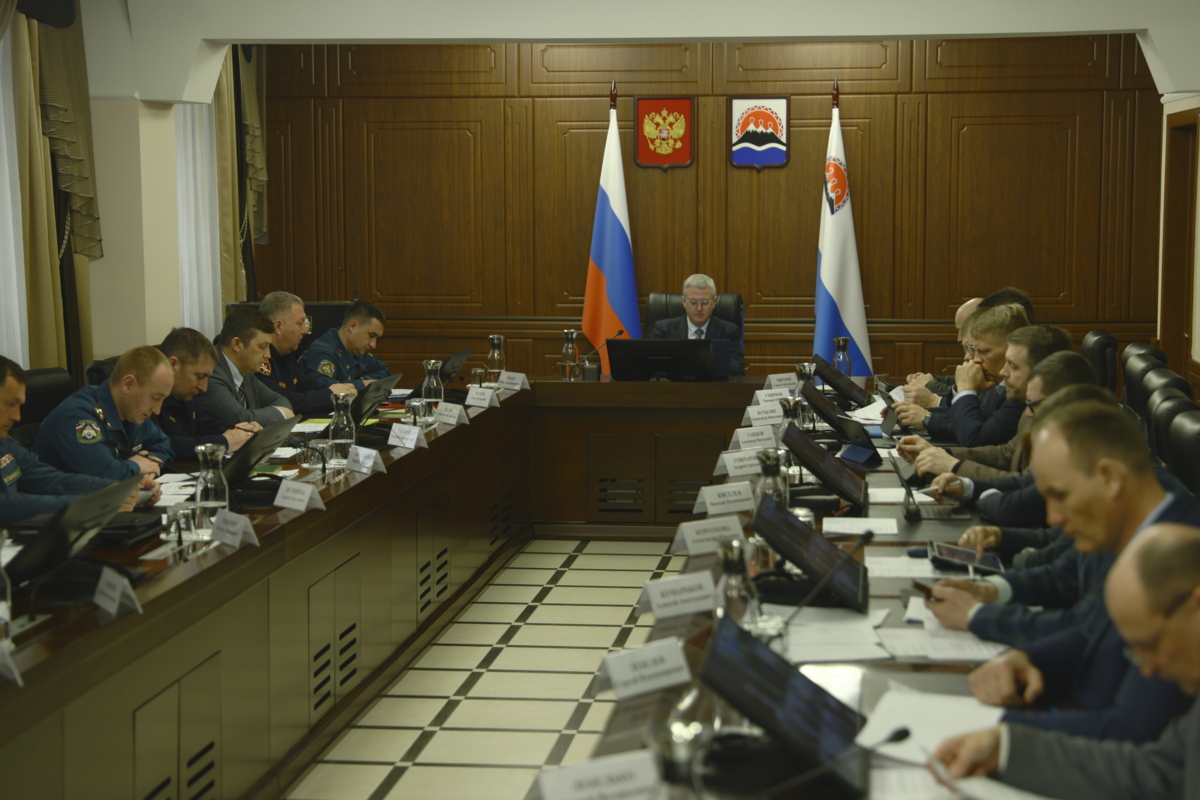 Владимир Солодов провел совещание по подготовке к пожароопасному и паводкоопасному сезону